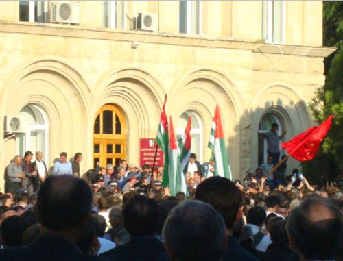 Opposition rally participants in the centre of Sukhumi, May 27, 2014. Photo: fbcdn.net 