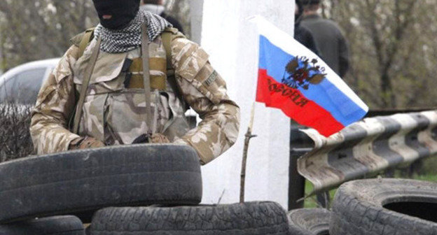 Man in mask. Donbass, Ukraine. Photo: http://uainfo.org/yandex/309074-osvobodit-slavyansk-bez-voennoy-operacii-ne-udastsya.html