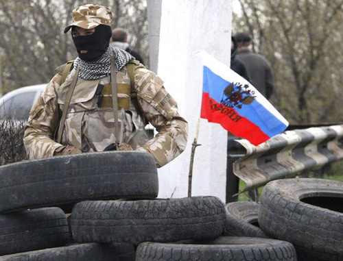 Man in mask. Donbass, Ukraine. Photo: http://uainfo.org/yandex/309074-osvobodit-slavyansk-bez-voennoy-operacii-ne-udastsya.html