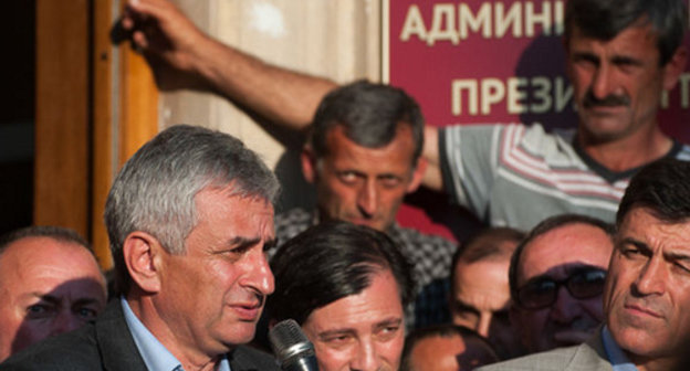 Opposition rally in Sukhumi, May 27, 2014, in the front - Raul Khajimba. Photo by Nina Zotina, ЮГА.РУ