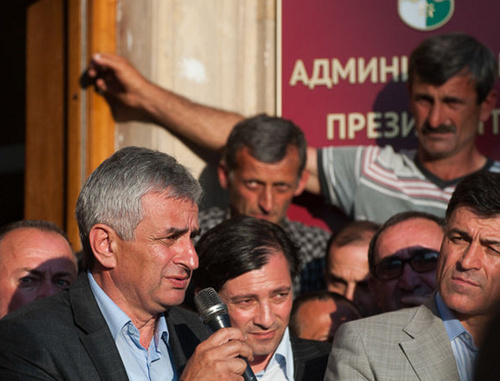 Opposition rally in Sukhumi, May 27, 2014, in the front - Raul Khajimba. Photo by Nina Zotina, ЮГА.РУ