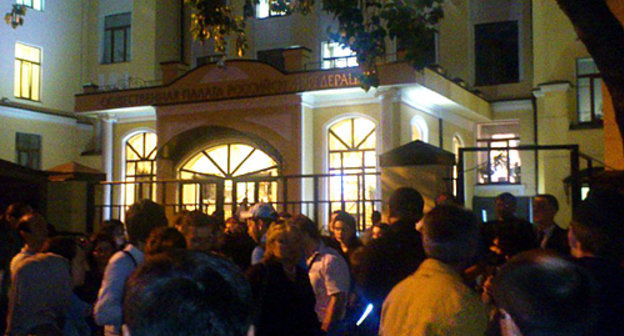 Supporters of Aliy Totorkulov and Ruslan Kurbanov gathered at the Public Chamber late at night on May 30, 2014. Photo: Federal National and Cultural Autonomy of Russia's Lezgins, http://flnka.ru/glav_lenta/6539-kavkaz-ne-pustili-v-obschestvennuyu-palatu.html