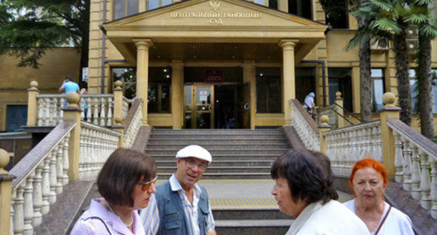 Community and witnesses in the case against Oleg Sheveiko near the building of the Central District Court of Sochi. June 2, 2014. Photo by Svetlana Kravchenko for the "Caucasian Knot"