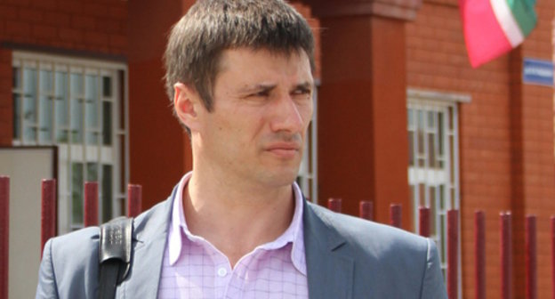 Pyotr Zaikin, advocate of Ruslan Kutaev, near the building of the Urus-Martan City Court. May 23, 2014. Photo by Magomed Magomedov for the "Caucasian Knot"