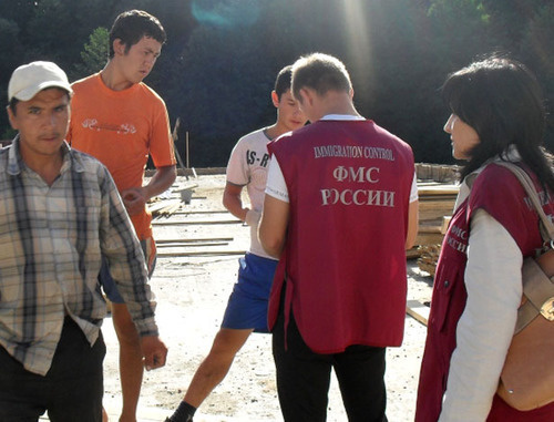 The FMS representatives checking documents. Photo: the Federal Migration Service, www.fms.gov.ru