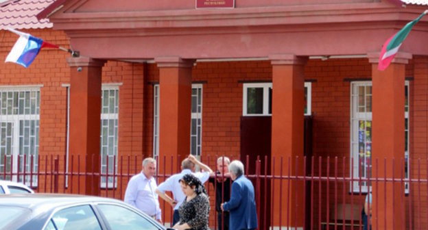 Near the building of the Urus-Martan City Court on a day of a court session on the case of Ruslan Kutaev. May 23, 2014. Photo by Magomed Magomedov for the "Caucasian Knot"