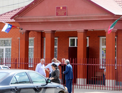 Near the building of the Urus-Martan City Court on a day of a court session on the case of Ruslan Kutaev. May 23, 2014. Photo by Magomed Magomedov for the "Caucasian Knot"