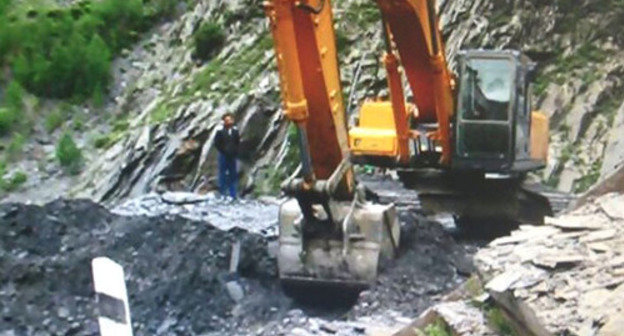 Equipment at the place where minibus fell into gorge. Dagestan, Tsuntin District, May 4, 2014. Photo by the press service of the Ministry for Emergencies of the Republic of Dagestan