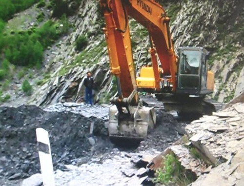 Equipment at the place where minibus fell into gorge. Dagestan, Tsuntin District, May 4, 2014. Photo by the press service of the Ministry for Emergencies of the Republic of Dagestan