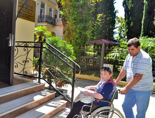 Tatiana Kapustina with her husband at the entrance of the Office of Public Prosecutor where there is no ramp for wheelchair invalids. Sochi, June 2014. Photo by Svetlana Kravchenko for the "Caucasian Knot"