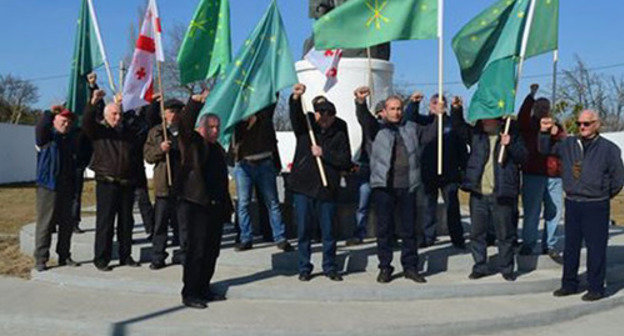 The action of the Circassians near the memorial to the victims of genocide in Anakliya. February 7, 2014. Photo http://avrom-caucasus.livejournal.com/331595.html