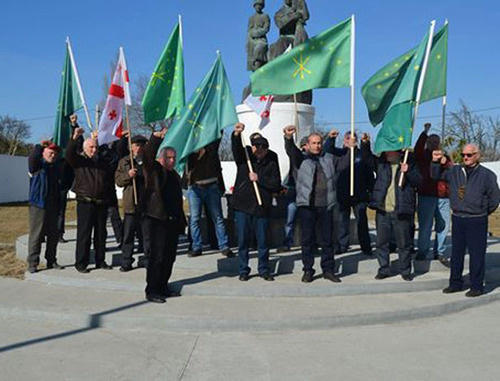 The action of the Circassians near the memorial to the victims of genocide in Anakliya. February 7, 2014. Photo http://avrom-caucasus.livejournal.com/331595.html