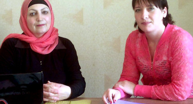 Plaintiff Madina Khadjimustafova (to the right) and her advocate Tamila Tram. Karachaevsk, June 4, 2014. Photo by Asya Kapaeva for the "Caucasian Knot"