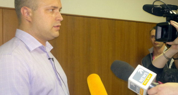 Ilya Politkovsky, son of Anna Politkovskaya, talking to journalists after the court verdict was announced. Moscow, June 9, 2014. Photo by the ‘Caucasian Knot’. 