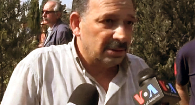 Rauf Mirkadirov at the funeral of his father. Baku, May 24, 2014. Screenshot from video made by Azadlyg Radio (RFE/RL), http://www.radioazadlyg.org/media/video/25396962.html