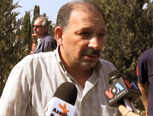 Rauf Mirkadirov at the funeral of his father. Baku, May 24, 2014. Screenshot from video made by Azadlyg Radio (RFE/RL), http://www.radioazadlyg.org/media/video/25396962.html