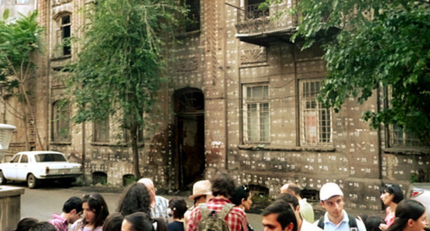 Activists of Public Organizations Union ‘Save Yerevan’ holding protest action at the Afrikyans' Clubhouse. Yerevan 2012. Photo by Armine Martirosyan for the ‘Caucasian Knot’. 