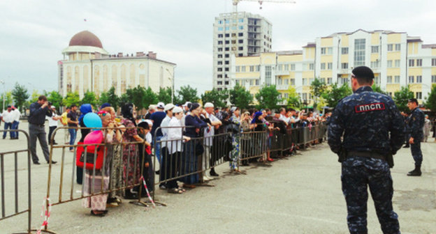 Spectators at the concert organized to mark the Day of Russia at the square in front of ‘Heart of Chechnya’ Mosque, Grozny, June 12, 2014. Photo by Magomed Magomedov for the ‘Caucasian Knot’. 