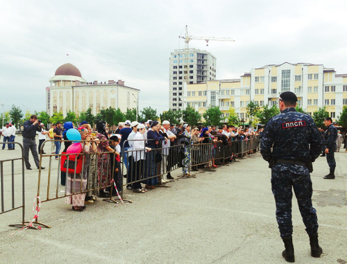 Spectators at the concert organized to mark the Day of Russia at the square in front of ‘Heart of Chechnya’ Mosque, Grozny, June 12, 2014. Photo by Magomed Magomedov for the ‘Caucasian Knot’. 