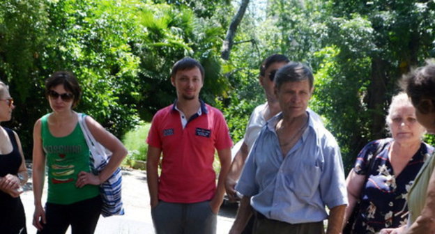 Residents of dilapidated houses No. 5 and No. 7 in Esaulenko Street, Sochi, June 8, 2014. Photo by Svetlana Kravchenko for the ‘Caucasian Knot’. 