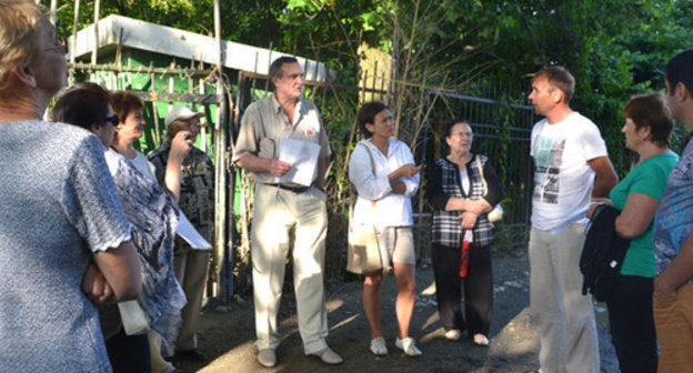 Meeting of the Park "Southern Plantings" activists with assistant to the State Duma Deputy Igor Vasiliev (in the centre). Sochi, June 12, 2014. Photo by Svetlana Kravchenko for the "Caucasian Knot"