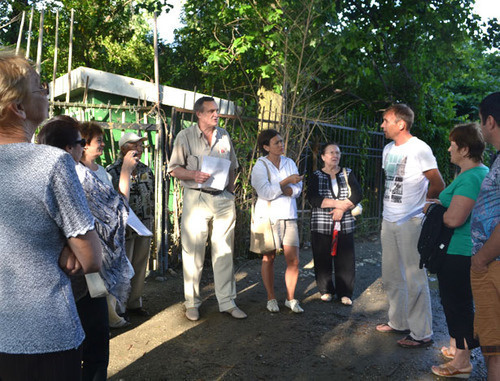 Meeting of the Park "Southern Plantings" activists with assistant to the State Duma Deputy Igor Vasiliev (in the centre). Sochi, June 12, 2014. Photo by Svetlana Kravchenko for the "Caucasian Knot"