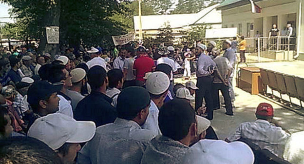 Rally of residents in the village of Tukui-Mekteb, Neftekumsk District of the Stavropol Territory. June 16, 2014. Photo courtesy of the eyewitnesses