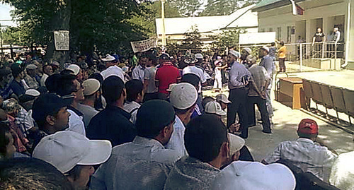 Rally of residents in the village of Tukui-Mekteb, Neftekumsk District of the Stavropol Territory. June 16, 2014. Photo courtesy of the eyewitnesses