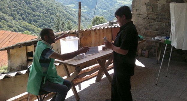 Voting in the local election in Dusheti Municipality of Georgia. A voter is preparing to drop a ballot-paper in a ballot-box. June 15, 2014. Photo by Grigory Shvedov for the "Caucasian Knot"