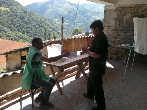 Voting in the local election in Dusheti Municipality of Georgia. A voter is preparing to drop a ballot-paper in a ballot-box. June 15, 2014. Photo by Grigory Shvedov for the "Caucasian Knot"