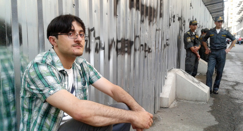 Activist of the initiative group "Save Afrikyan's Clubhouse" near the building fence at the house No. 11 in Teryan Street which is a subject to demolition. Yerevan, June 11, 2014. Photo by Armine Martirosyan for the "Caucasian Knot"