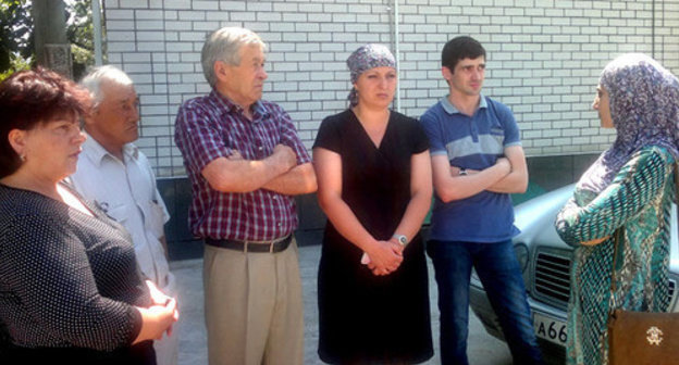 Relatives of Zaur Ozrokov  in front of the building of the Investigating Department of the Investigating Committee of the Russian Federation (ICRF) for Karachay-Cherkessia. Cherkessk, June 18, 2014. Photo by Asya Kapaeva for the "Caucasian Knot"