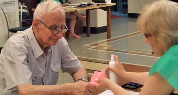 Taking fingerprints of a voter at the voting in the local elections in the 8th Didube voting precinct. Tbilisi, June 15, 2014. Photo by Edita Badasyan for the "Caucasian Knot"