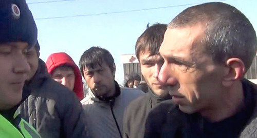 Andzor Akhokhov (to the right) talks to a law enforcer at the anti-Olympic action. Nalchik, February 7, 2014. Screenshot of a video "NO SOCHI. Cherkessia. Kabarda. 07.02.14" uploaded to the videohosting YouTube by the user Cherkes Cherkessia, http://www.youtube.com/watch?v=SiVpnRFrurc