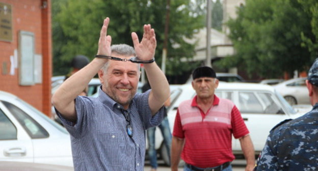 Ruslan Kutaev near the building of the court of the Urus-Martan District of Chechnya. June 20, 2014. Photo by Magomed Magomedov for the "Caucasian Knot"