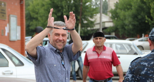 Ruslan Kutaev near the building of the court of the Urus-Martan District of Chechnya. June 20, 2014. Photo by Magomed Magomedov for the "Caucasian Knot"