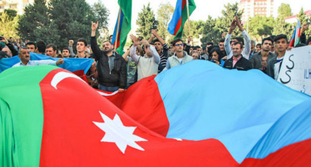 Participants of rally opposing results of presidential elections in Azerbaijan holding national flag. Baku, October 12, 2013. Photo by Aziz Karimov for the ‘Caucasian Knot’. 