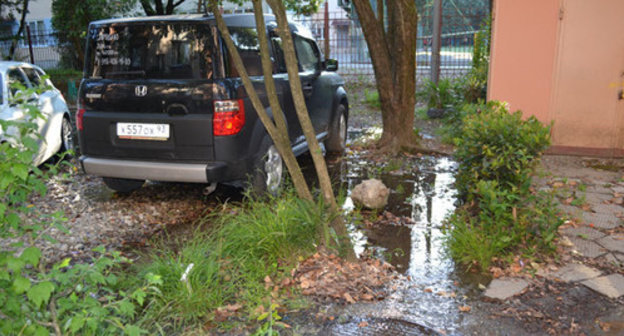 Breach in water pipeline in Tsvetnoi Boulevard, Sochi, June 24, 2014. Photo by Svetlana Kravchenko for the ‘Caucasian Knot’. 