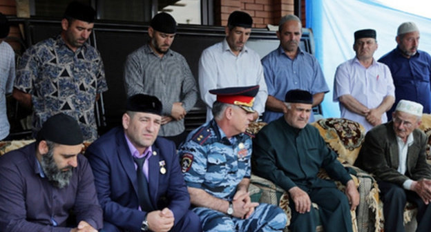 Chechnya MIA head Ruslan Alkhanov (in the centre) gives his condolences to the relatives of policeman Akhmed Dopaev killed in Grozny on June 22, 2014. Photo by Chechnya MIA head, http://95.mvd.ru/news/item/2315395