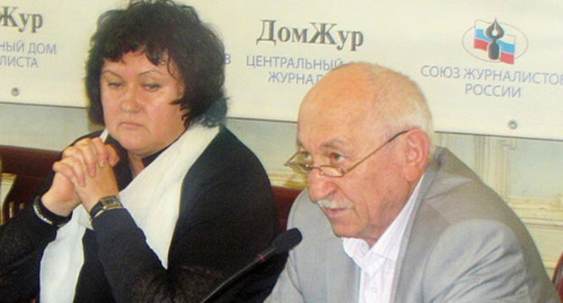 Nadezhda Azhgikhina and Ali Kamalov at the presentation of the book "Three Days in August". Moscow, June 24, 2014. Photo by Semyon Charny for the ‘Caucasian Knot’. 