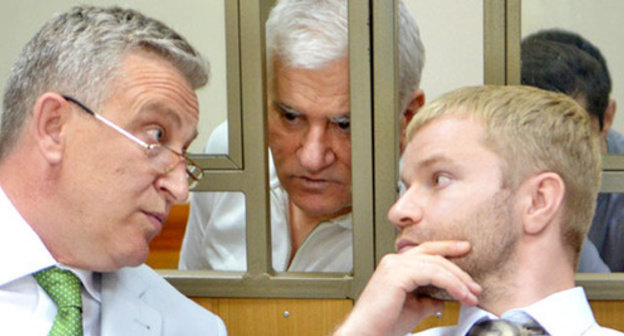 Said Amirov (in the centre) talking to his advocate during court session. Rostov-on-Don, June 2014. Photo by Oleg Pchelov for the ‘Caucasian Knot’. 