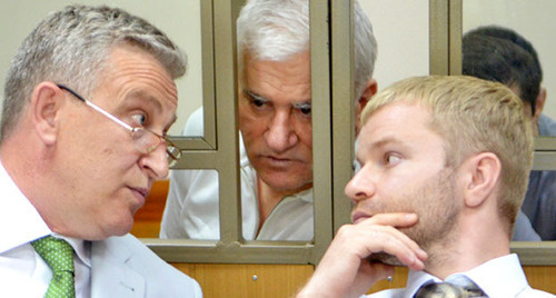 Said Amirov (in the centre) talking to his advocate during court session. Rostov-on-Don, June 2014. Photo by Oleg Pchelov for the ‘Caucasian Knot’. 