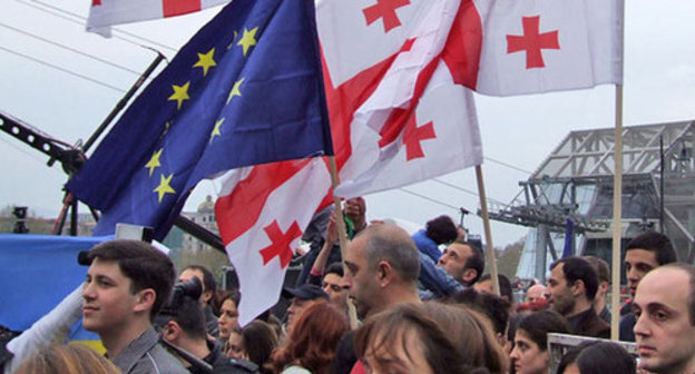 Participants of the action ‘We choose Europe!’ with Georgia and EU flags. Tbilisi, April 13, 2014. Photo by Edita Badasyan for the ‘Caucasian Knot’. 