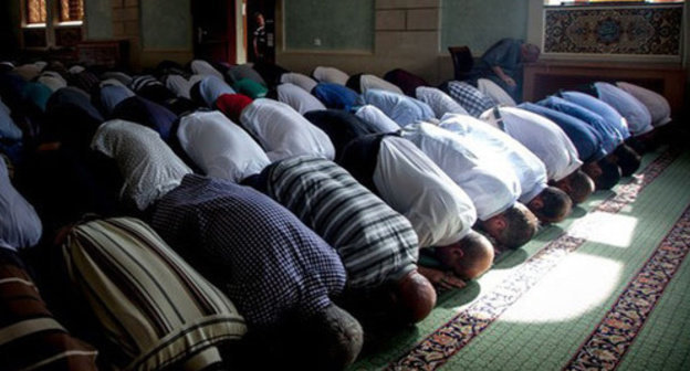 Believers during the prayer. Photo by Aziz Karimov for the "Caucasian Knot"