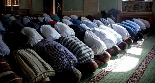 Believers during the prayer. Photo by Aziz Karimov for the "Caucasian Knot"