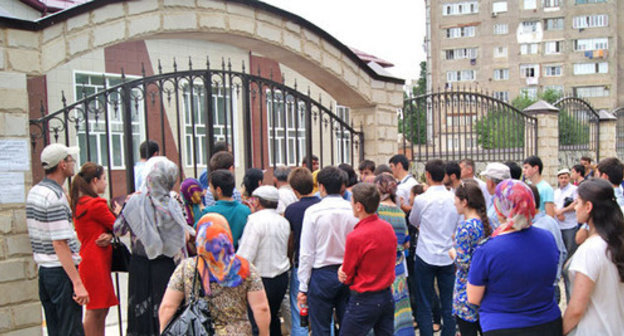 Institute of qualification improvement of pedagogical staff. Graduates and their parents waiting for their turn to consider appeals for chemistry and social studies. Makhachkala, June 29, 2014. Photo by Natalya Kraynova for the "Caucasian Knot"