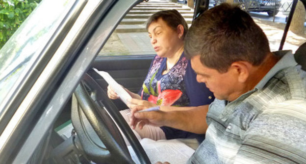 Tatiana Kapustina, a wheelchair Category I invalid, could not get to the appointment at the Mayoralty, because her car was not let into the yard, equipped for disabled people. Sochi, July 1, 2014. Photo by Svetlana Kravchenko for the "Caucasian Knot"