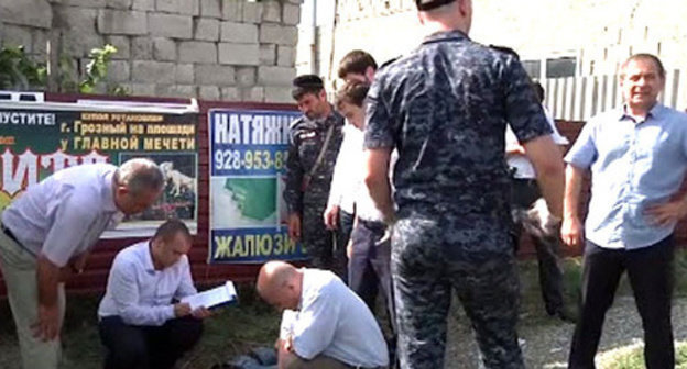 Law enforcers at the place of the killing of the accused of murder of the policeman. Grozny, July 3, 2014. Screenshot of a video of the press service of the Ministry of Internal Affairs (MIA) of Chechnya