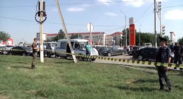 Law enforcers at the place of the killing of the accused of the murder of the policeman. Grozny, July 3, 2014.  Screenshot of a video of the press service of the Ministry of Internal Affairs (MIA) of Chechnya