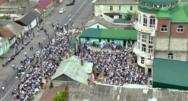 Believers near the mosque an-Nadiriya in a Kotrova street. Screenshot of a video at YouTube by user Abu Khadzhadzh